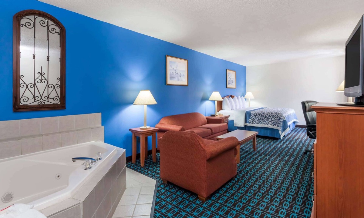 Cambridge Hotel | Days Inn & Suites by Wyndham Cambridge