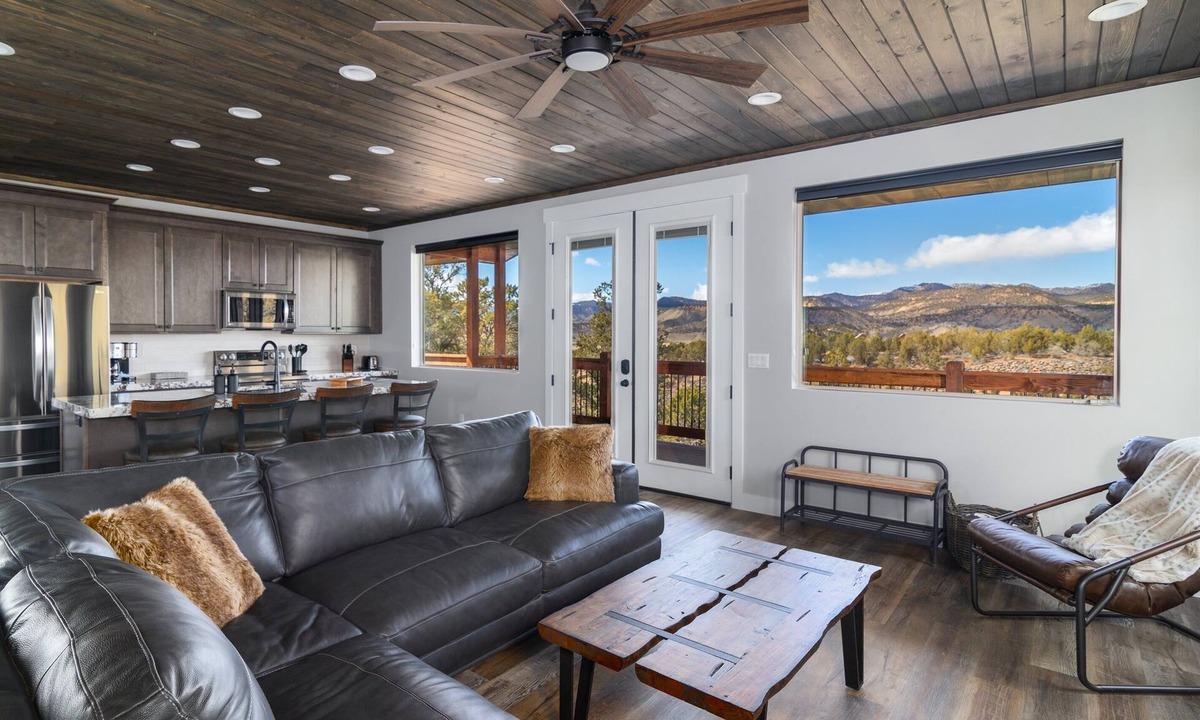 Orderville Cabin | Deer Ridge: Hot Tub, Views, Stargazing, Fire Pit