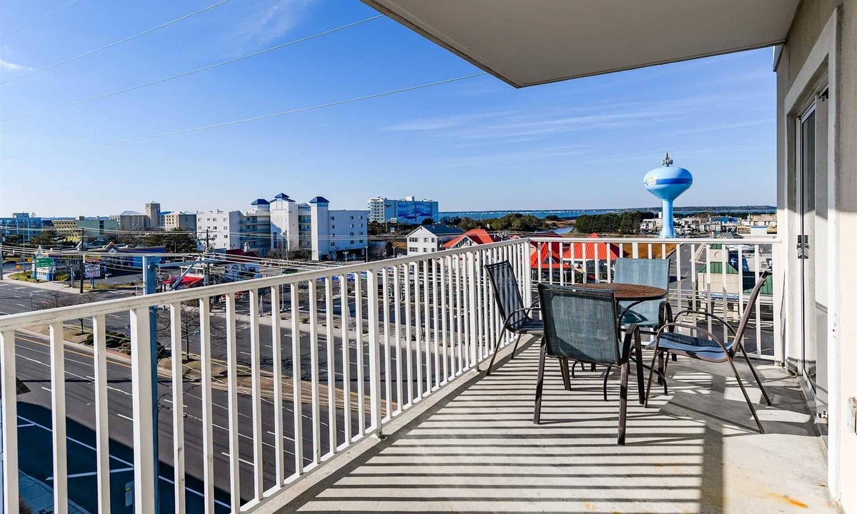 Midtown Ocean City Condo | 🏖️Delightfully Charming Ocean and Bay Views, pool, Mid Town 🏖️