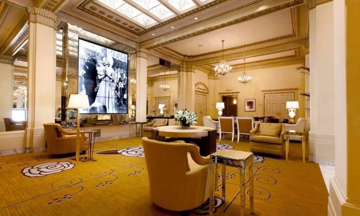 Goose Hollow Hotel | Deluxe Queen Room with Classic Hollywood Style