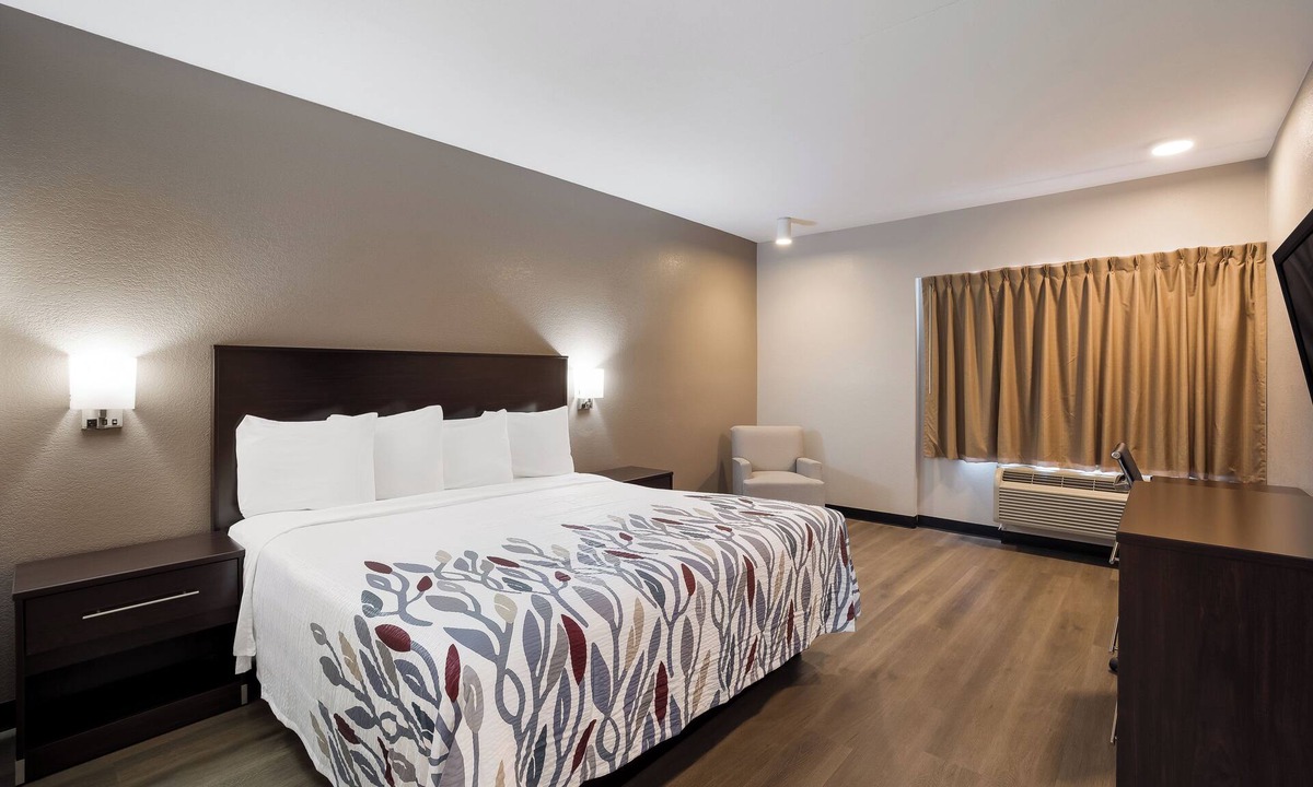 Tucson Hotel | Deluxe Queen Suite — Affordable Comfort in a Convenient Location