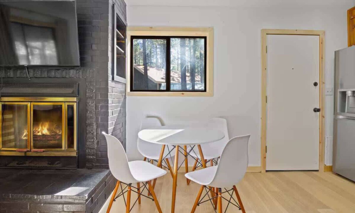 Pinetop Cabin | Designer Cabin | Forest View Close to Downtown
