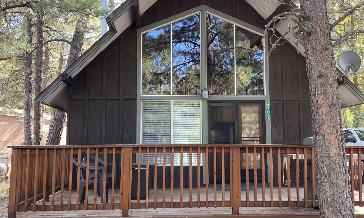 Munds Park Cabin | Dog Friendly Cute cabin on quiet lot with lots of pines.