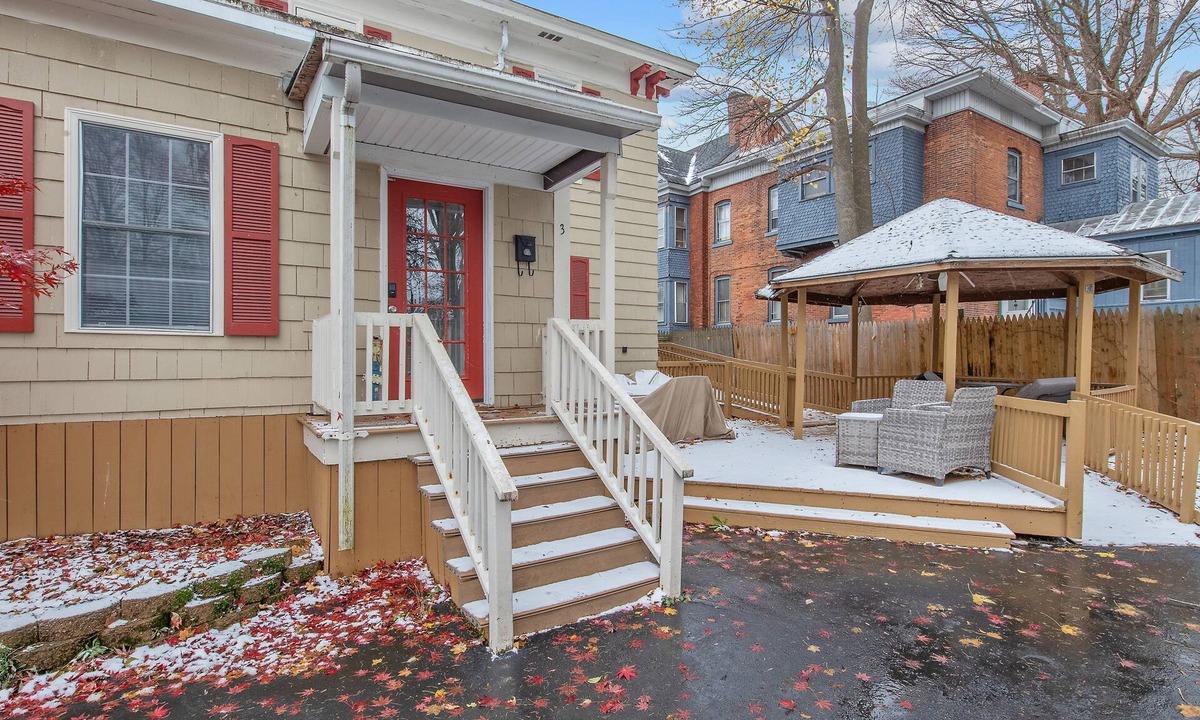 Auburn House | Dog-Friendly Downtown Auburn Apartment!
