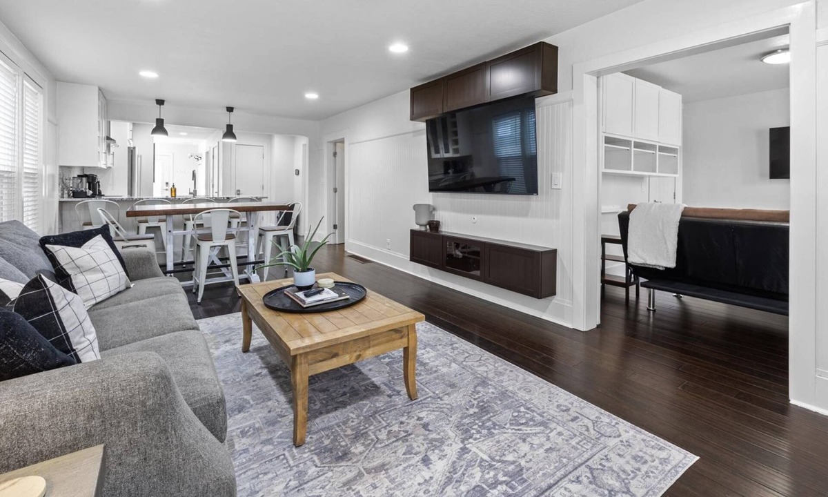 North End House | DOG FRIENDLY! EPIC Hyde Park Location! Remodeled 1940 Bungalow w/TV's Galore!