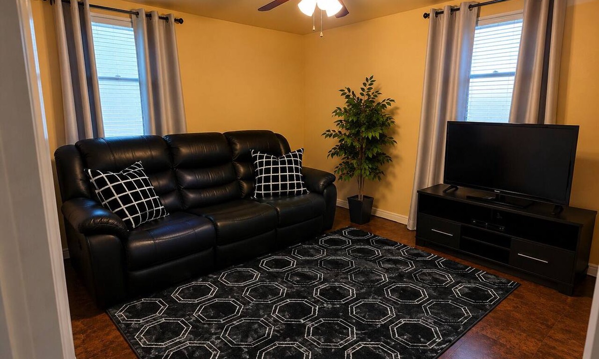 Jefferson Manor House | Dog-friendly house with huge yard in charming Alexandria