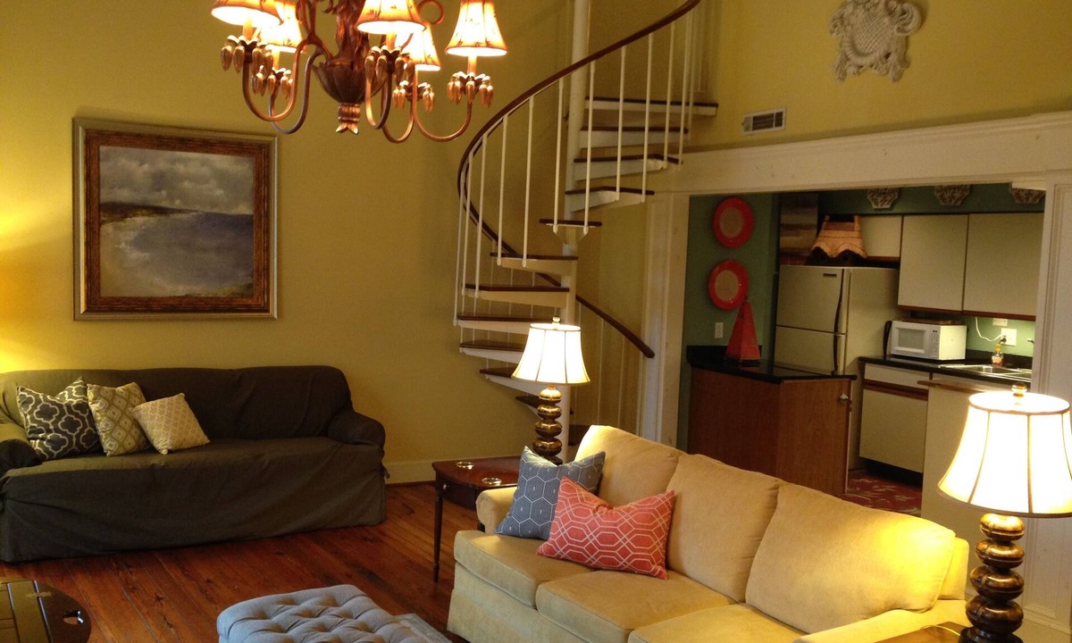 French Quarter House | Downtown 195 East Bay Street: Heart of Downtown Free Garage Parking.