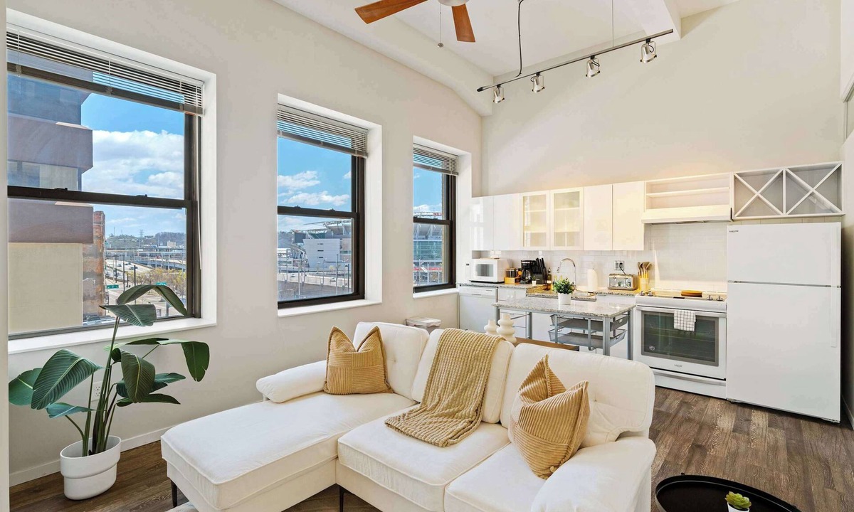 Downtown Cincinnati Apartment | Downtown Apt with Pool, Parking near stadiums