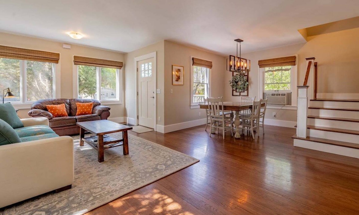 Cody House | Downtown Farmhouse- Near historic downtown Cody, Pet Friendly, Family Home