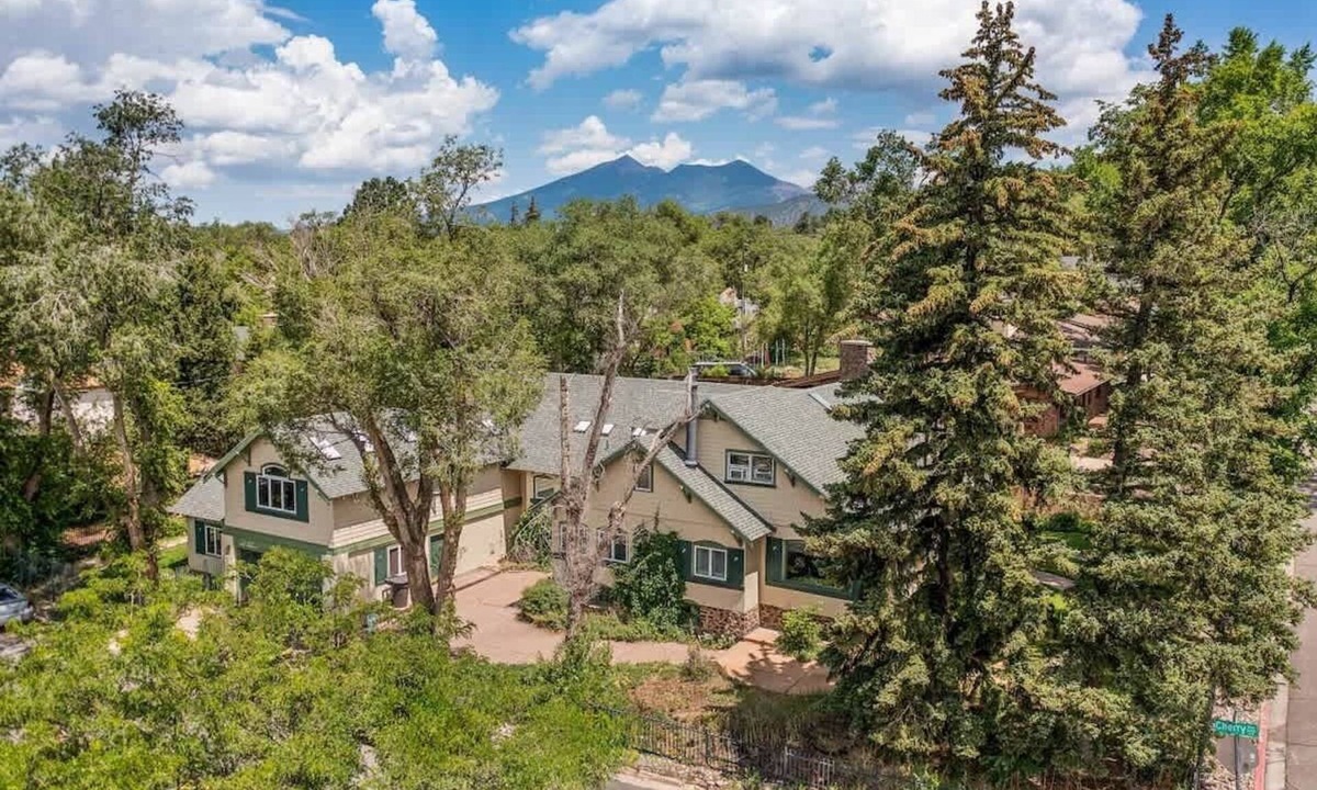 Downtown Flagstaff House | DT Flag | Epic Game Room | AC | Hot tub | Fire Pit