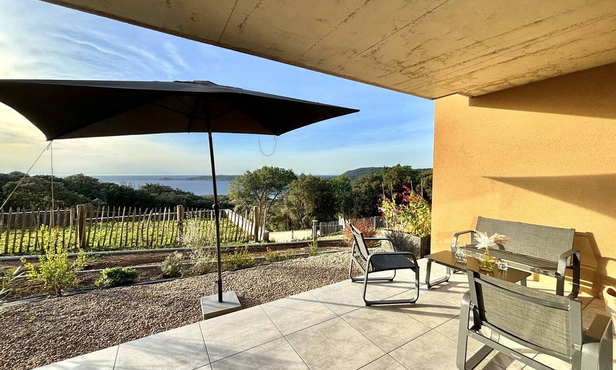 Cargese Apartment | Duplex with terrace, air conditioning, Wi-Fi, parking, near beach in Cargèse