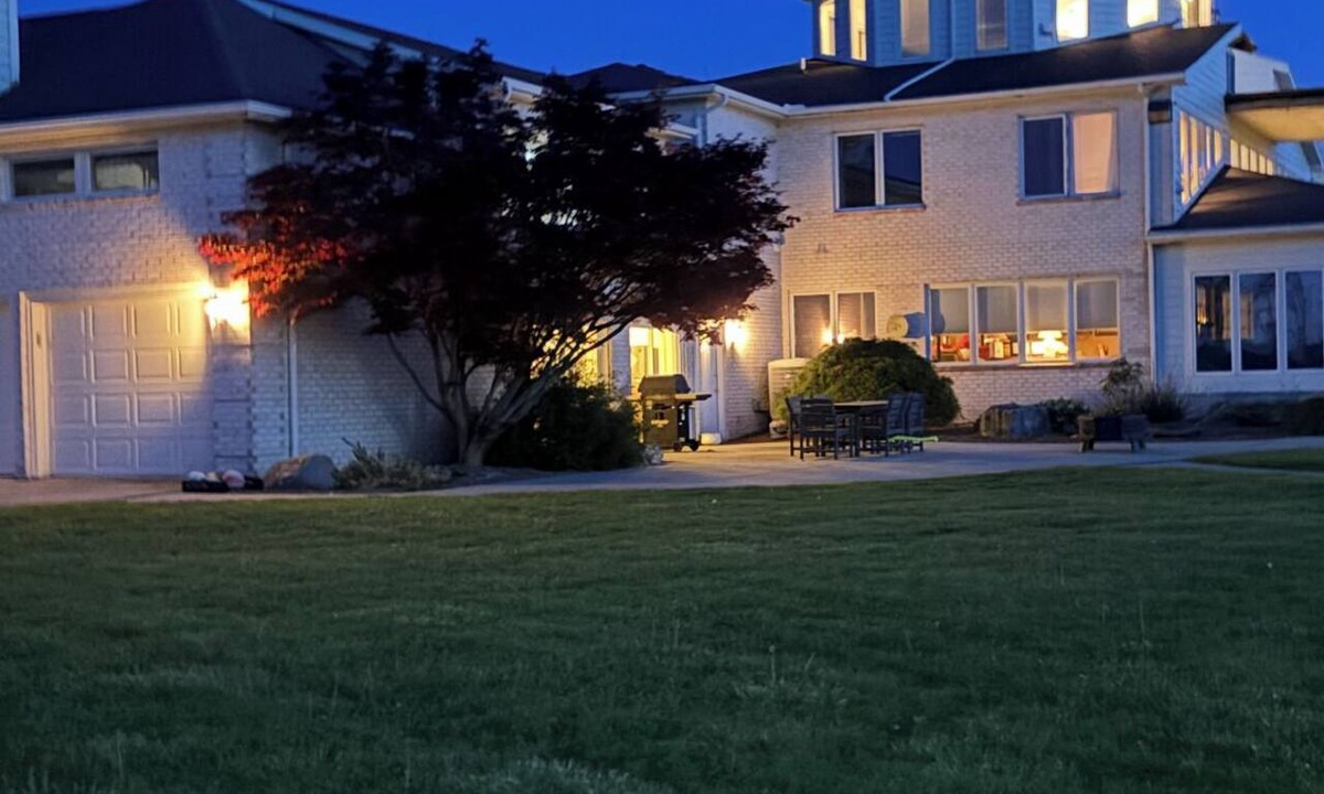 Fremont House | Eagle Isle Wings North Wing Relaxing Waterfront Getaway near cedar point