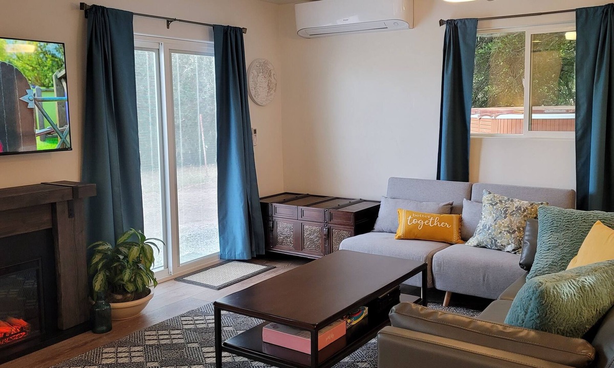 Oakhurst Apartment | Eastwood Escape Cottage Hot Tub