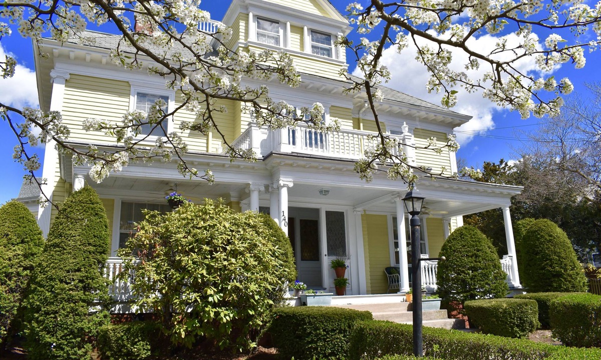 Pawtucket House | Easy access elegance, minutes from 95, colleges, Gillette and Providence.