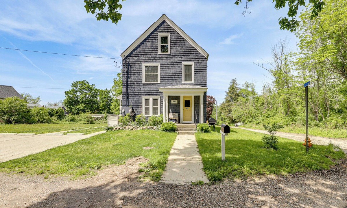 New London Apartment | Easy Beach Access! New London Apt w/Kitchenette
