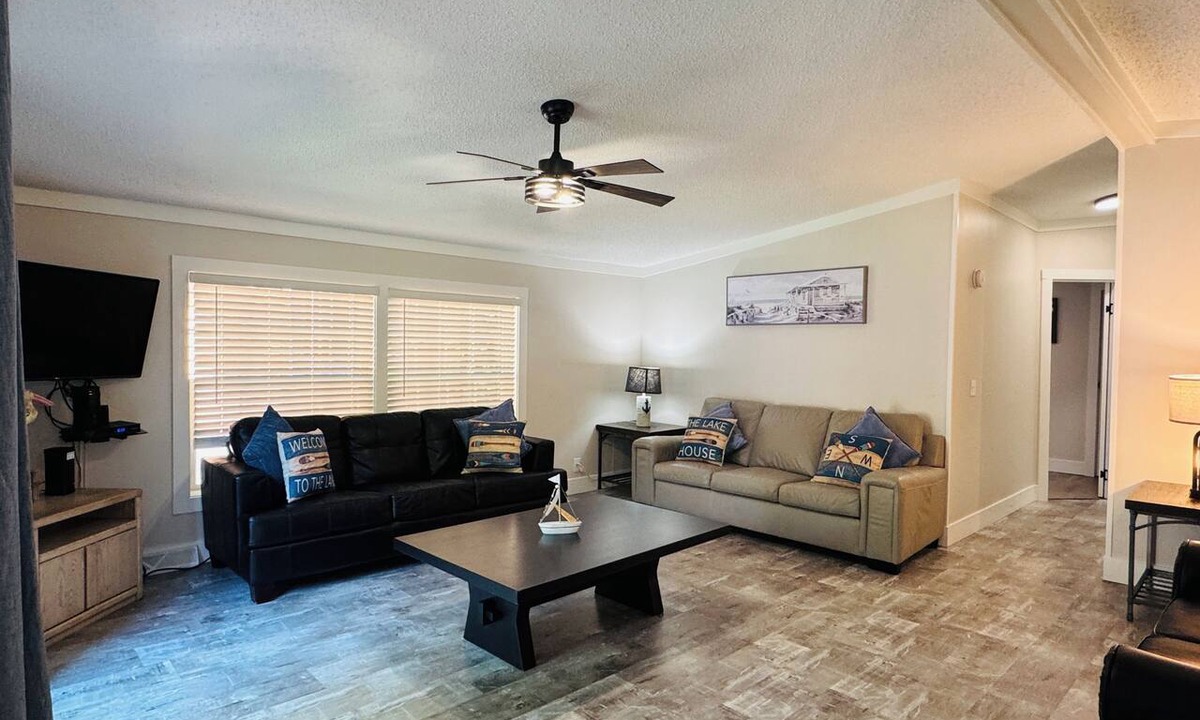 Put-in-Bay House | Easy Stay w/2 Parking Spots | 8 ppl | IC83