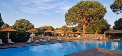 Lecci Apartment | Eden Cala Rossa appartement 3 chambres et grande terrasse dans résidence hotelière Fiori di Cala Rossa à Lecci, avec grande piscine chauffée
