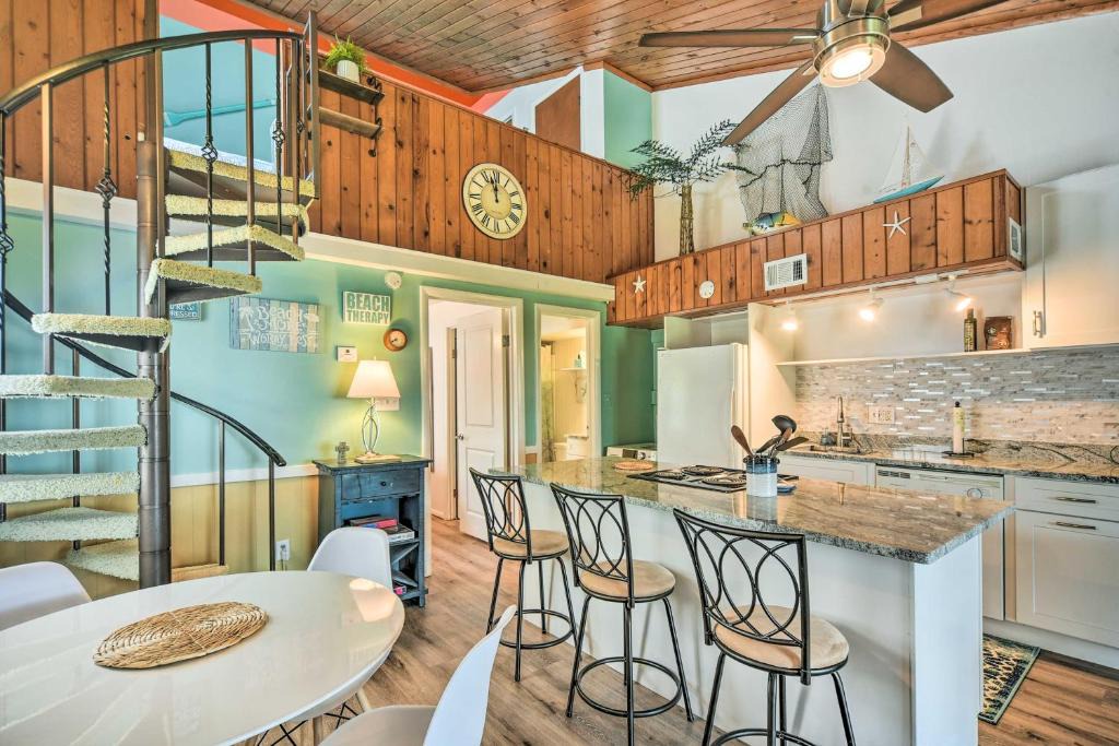 Ocean Ridge Apartment | Edisto Island Condo with Balcony, Golf Course Views!