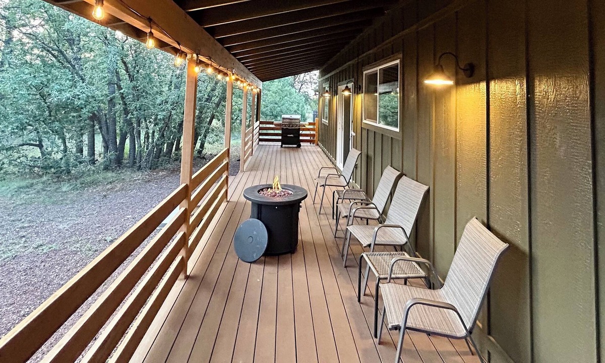 Pinetop-Lakeside House | Enjoy a relaxing stay in this mountain home with open layout and spacious deck.