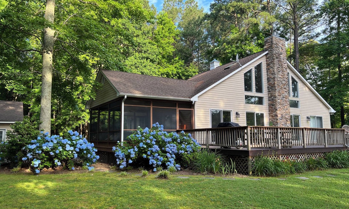 Reedville House | Enjoy a relaxing spring getaway at our private & peaceful waterfront cottage!