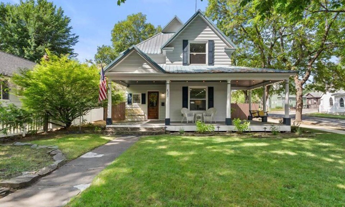 Garden District House | Enjoy the beautiful waters of Lake Couer d Alene all summer long! Only a few dates left in August and September! Book now and enjoy all Cd'A has to offer! A historically charming, newly renovated home in the heart of downtown Couer d Alene!