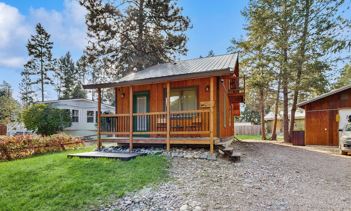 Woods Bay House | Enjoy two separate cabins, pet friendly, firepit, 5 min to Lake, fly-fishing