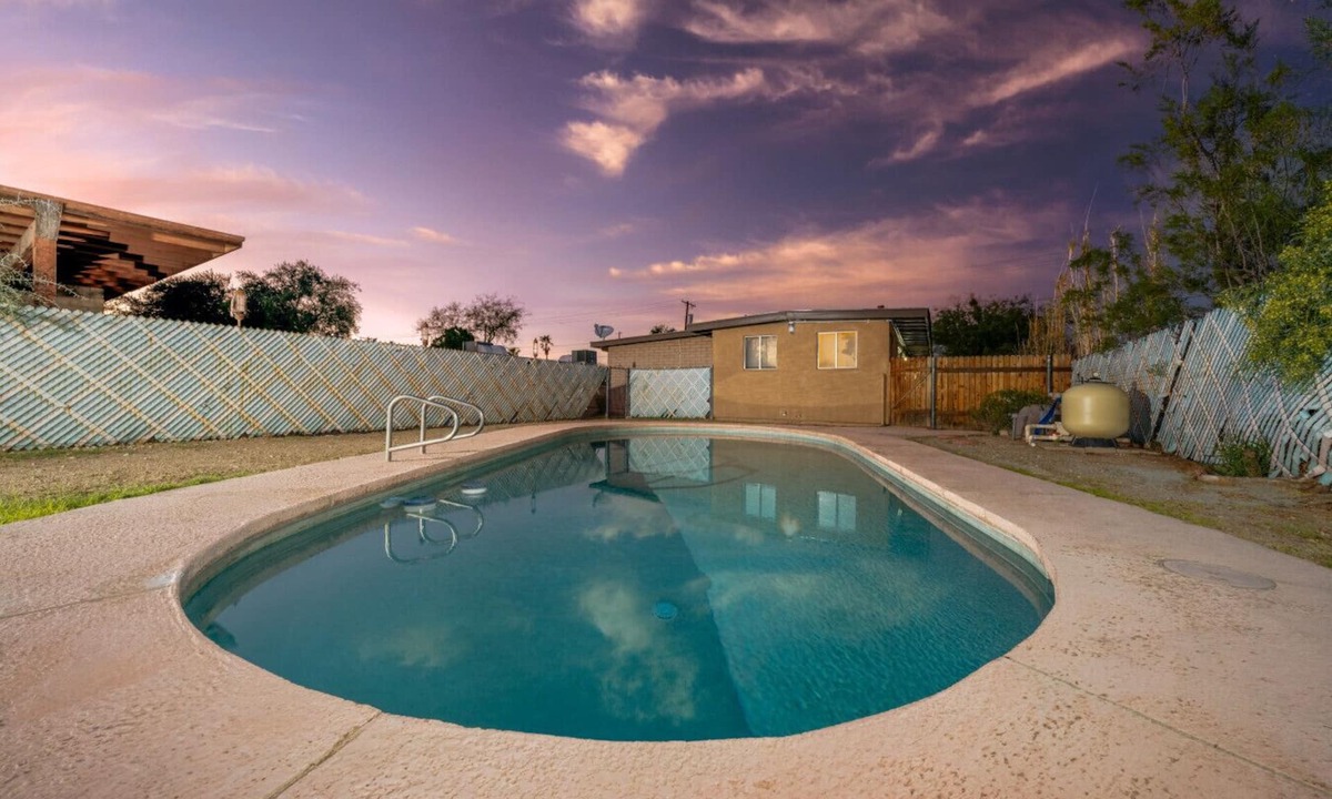 St. Francis Cabrini Apartment | Entire Duplex/Fenced/Cozy/Central/4 BR 2 BA