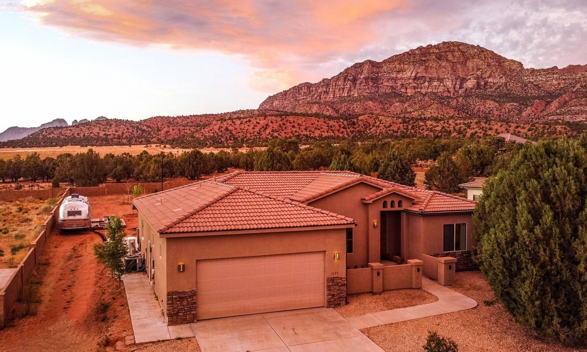 Apple Valley House | Entire Duplex - Sleeps 10 - Mountain View & Sport Court - Close to Zion NP