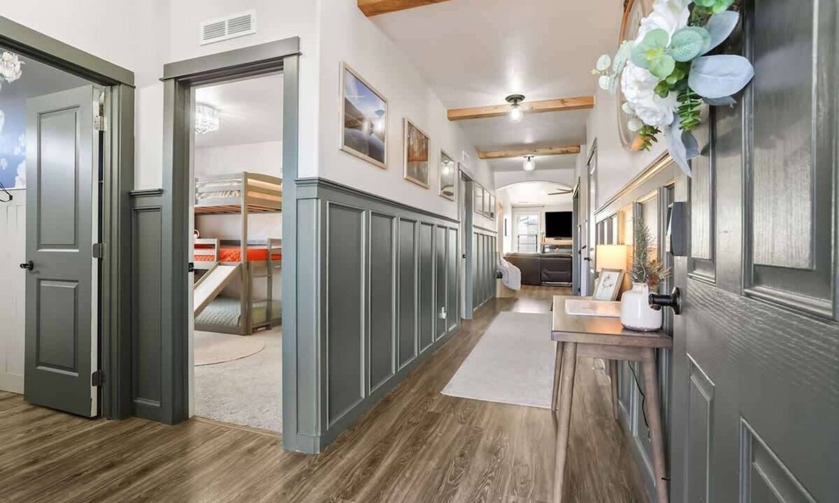 Caldwell House | Entire Home + Private Guest House in Caldwell, Idaho – Sleeps 20