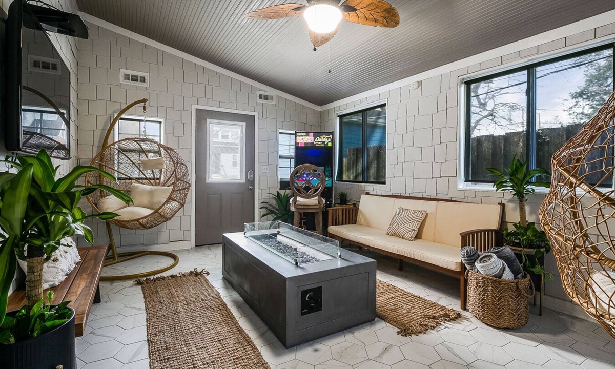 Deer Park House | EPIC STOCKED BARDSTOWN RD 2B2BA HOME WITH INDOOR FIRE TABLE AND 3 PATIOS