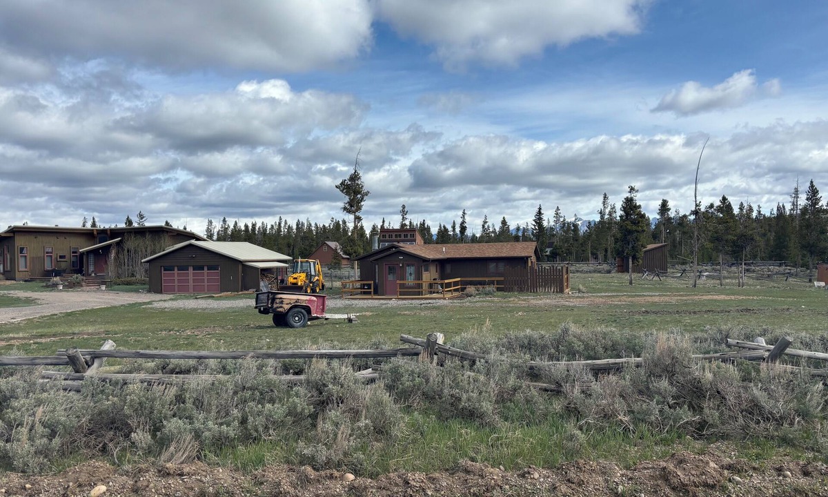 Dubois Cabin | Escape to the Choosey Moose Cabin in the mountains of Dubois, WY