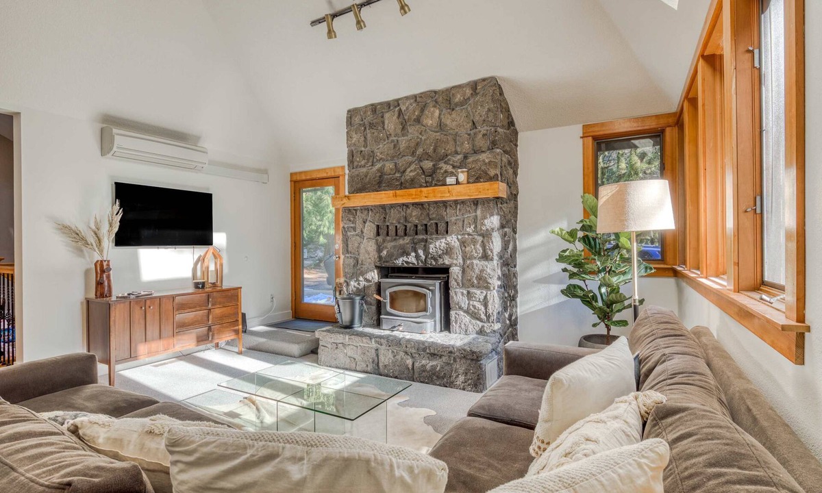Welches House | Expansive golf-view getaway with private hot tub, pool, fast WiFi & game room
