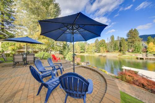 Sagle House | Expansive Waterfront Escape w/Kayaks + SUPs!