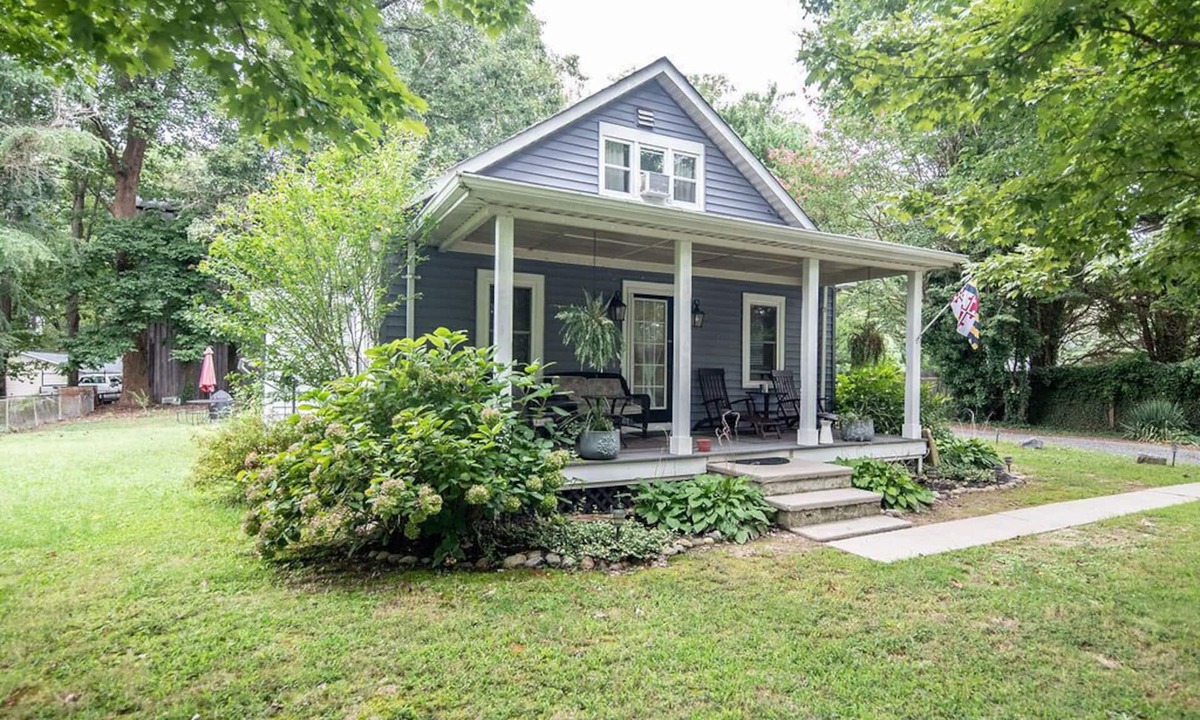 Lusby House | Experience the best of Southern Maryland at the Calvert Cliffs Cottage.