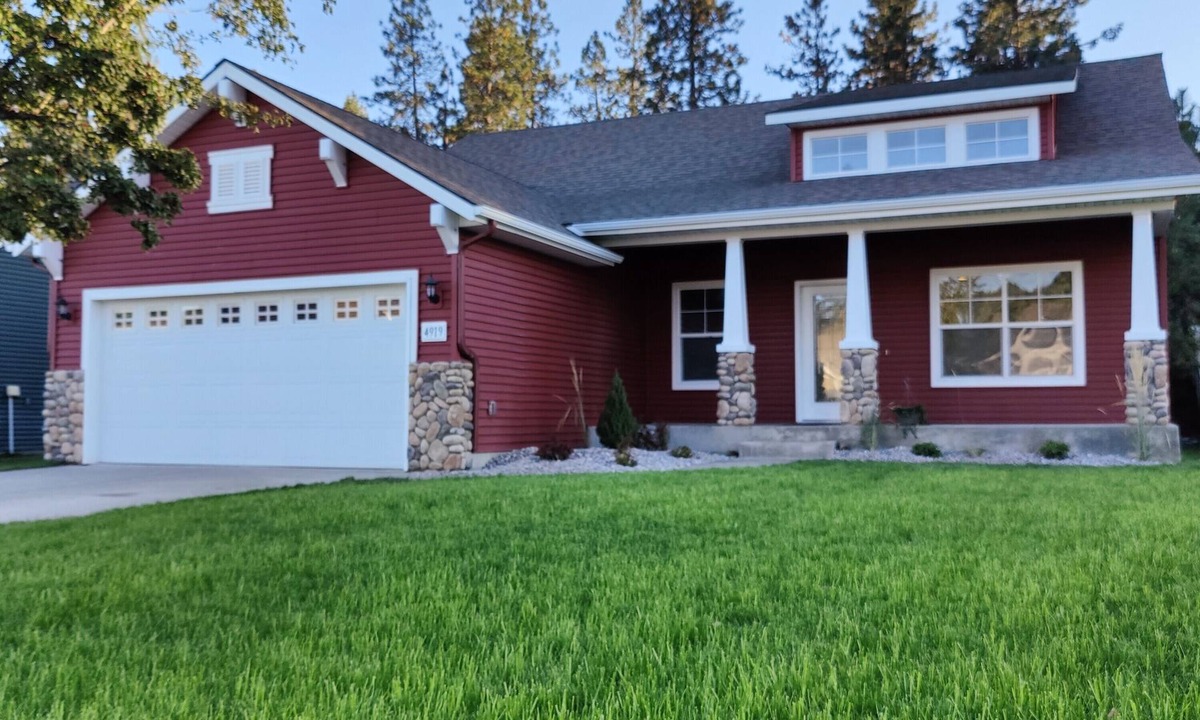 Post Falls House | Experience Your Comfy Home Base Getaway - NEW TESLA/EV CHARGER. 5-6 star