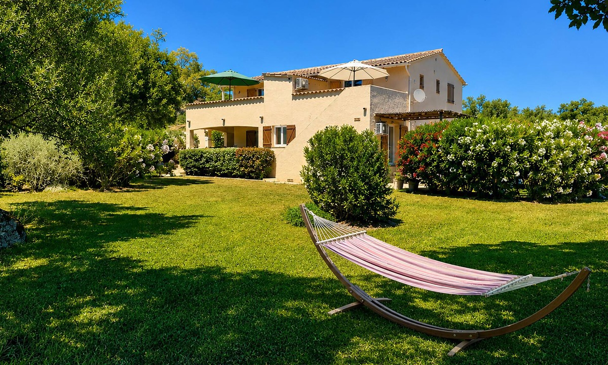 Arca Apartment | F2 for 4 people quiet with terrace and large garden, Clim. Wireless.
