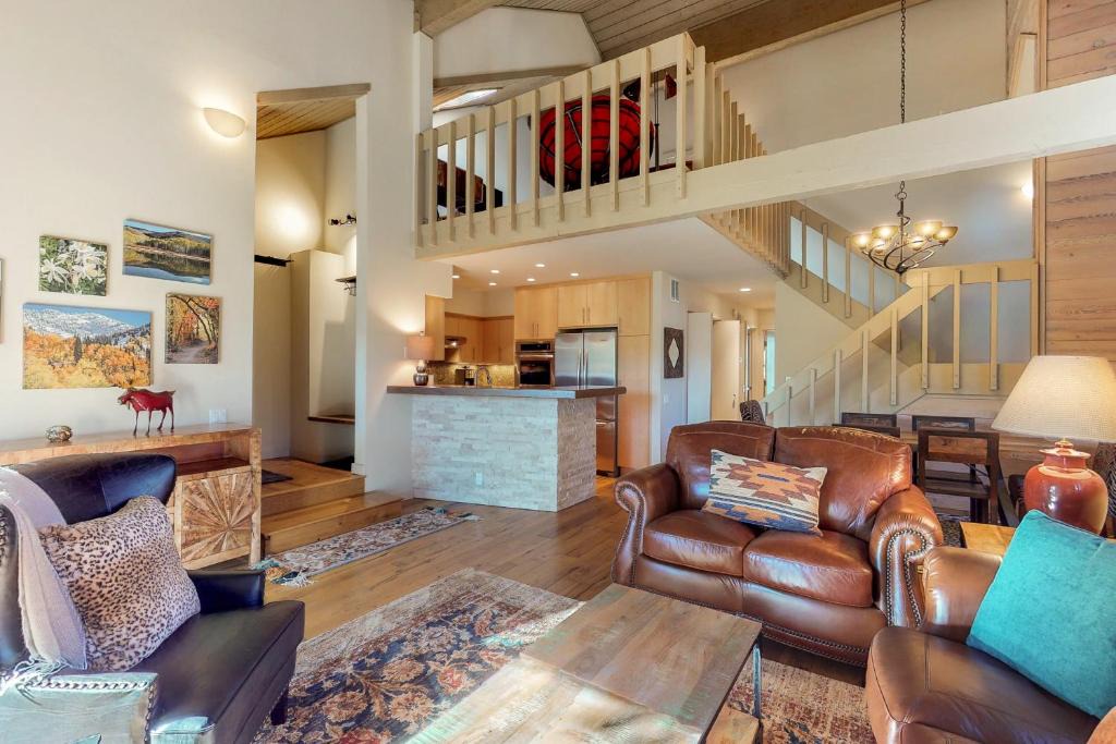 Elkhorn Village Hotel | Fairway Nine 4365