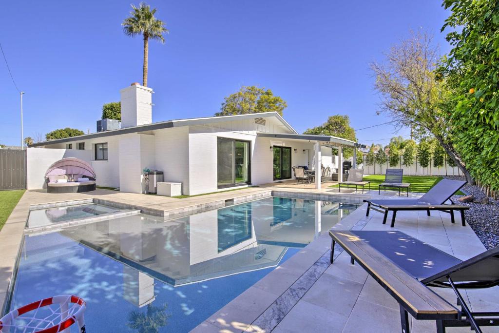 Park Scottsdale One House | Families Welcome! Scottsdale Gem w/Pool & Jacuzzi