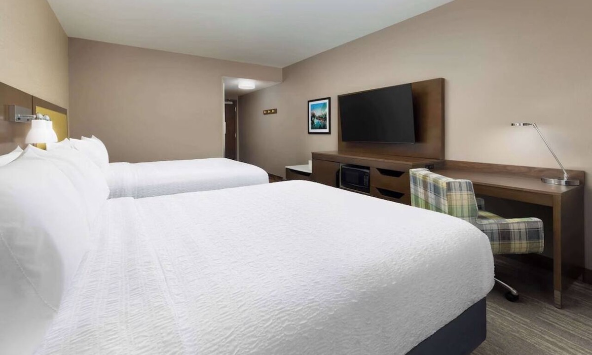 Oakhurst Hotel | Family-Friendly Escape with Stunning Views, Pool, Hot Tub & Breakfast!