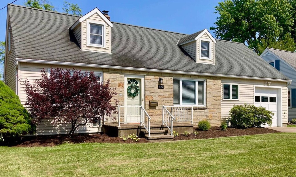 Huron House | Family Getaway to Lake Erie with Private Beach Access