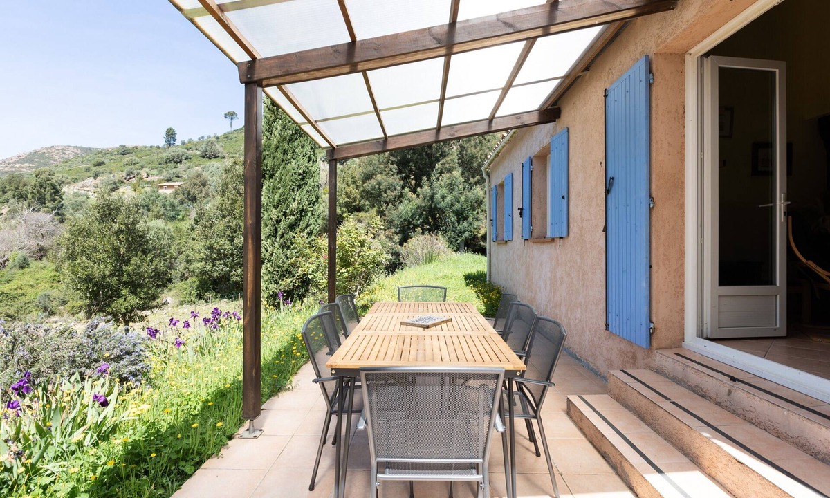Manso House | Family Holiday Home with Mountain View, Shared Terrace and Air Conditioning