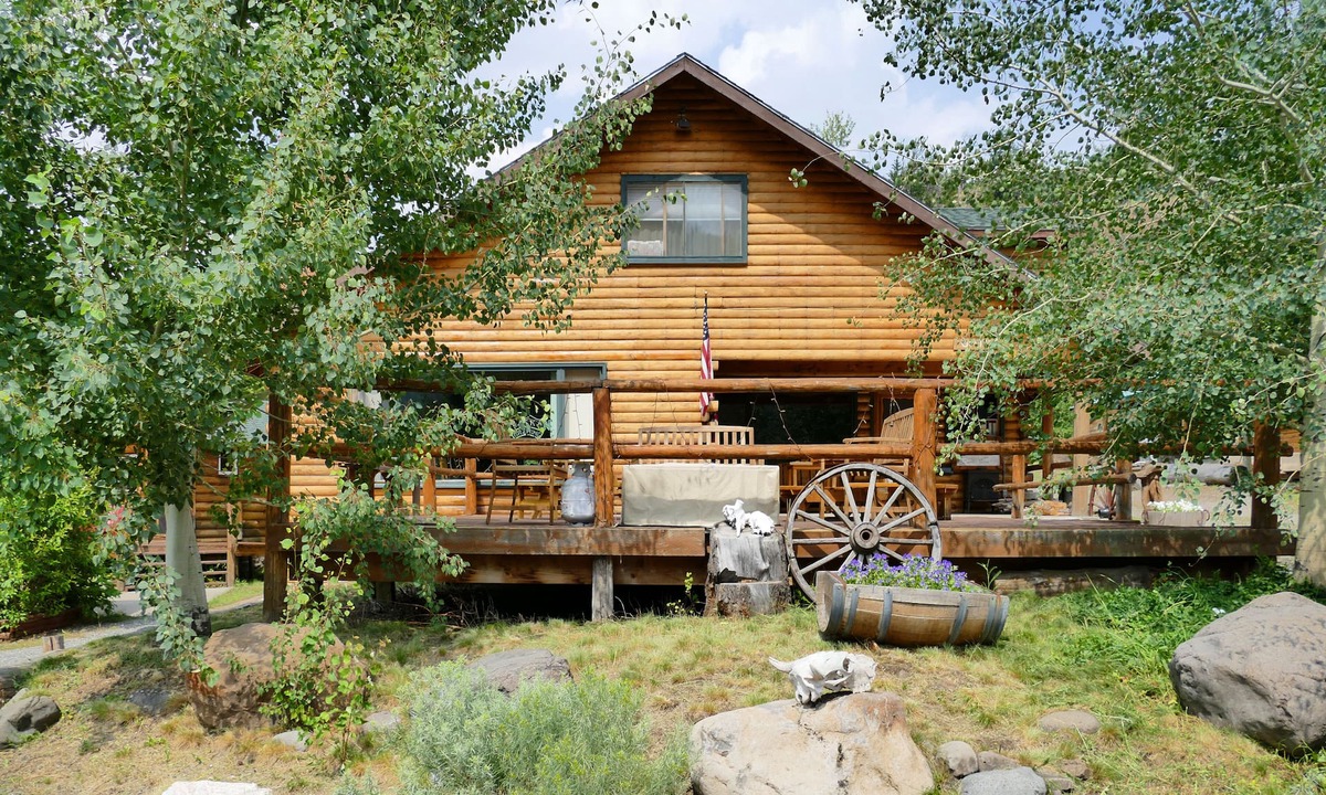 Wapiti Cabin | Family reunion/retreats just outside Yellowstone National Park. Gorgeous views