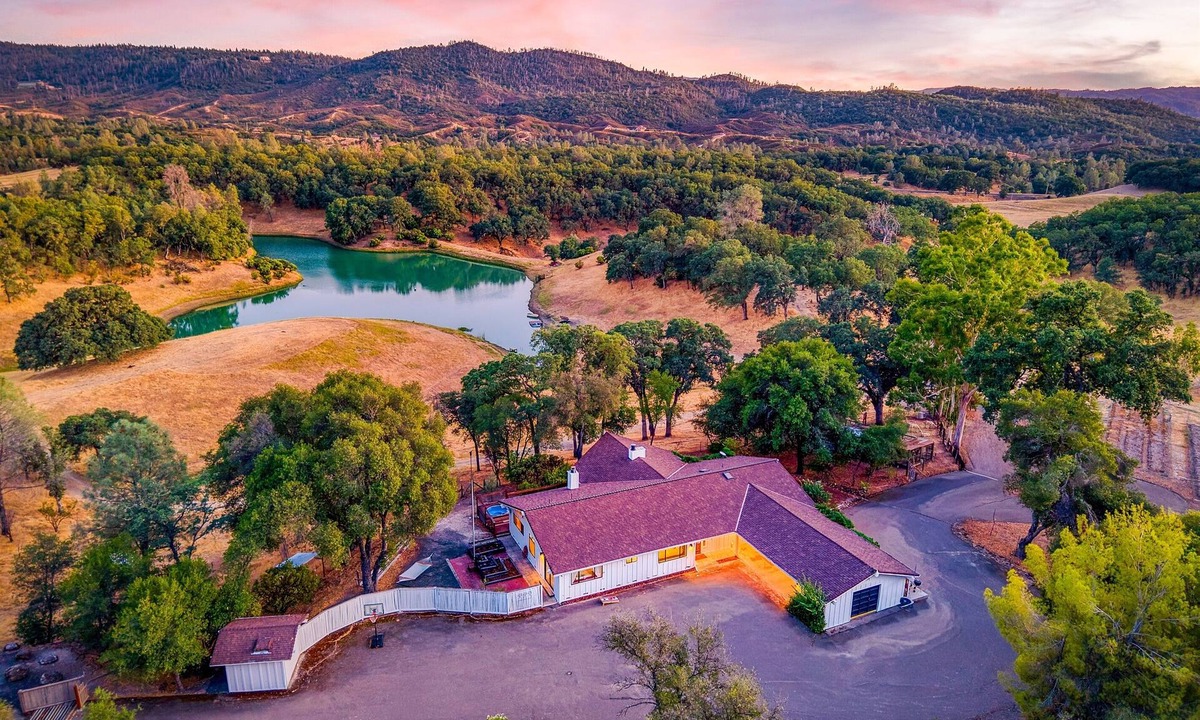 Kelseyville House | Farm Stay + Private Lake + Disk Golf + Alpacas