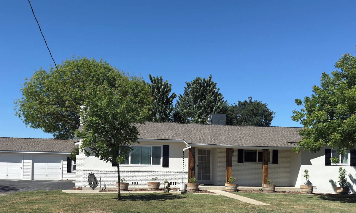 Lemoore House | Farmhouse Retreat - Lemoore/Surf Ranch -3br/2Ba