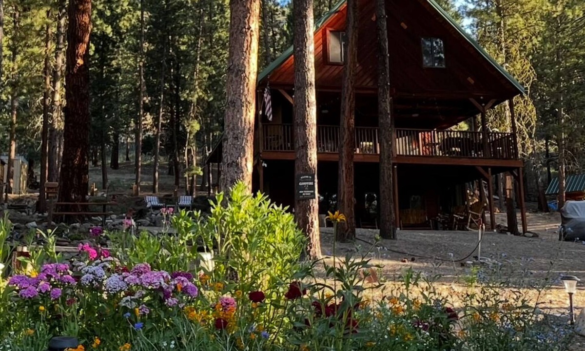 Featherville Cabin | Featherville Mountainside Cabin (Great for families) 4 bedroom + 1 loft