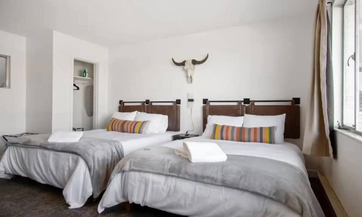 Fillmore Apartment | Fillmore Lodge: Comfortable 2 Double Queens Room