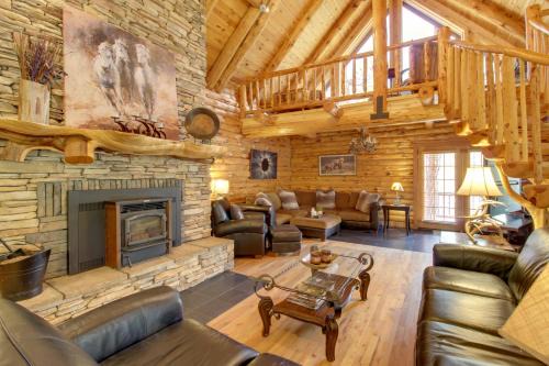 Lakeside House | Fire Pit + Hot Tub: Lakeside Cabin on 2 Acres!