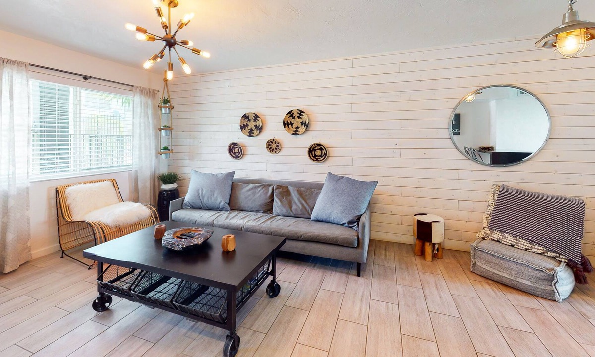 Feldman's Condo | First-floor condo with private washer/dryer, outdoor pool, gas grills & AC