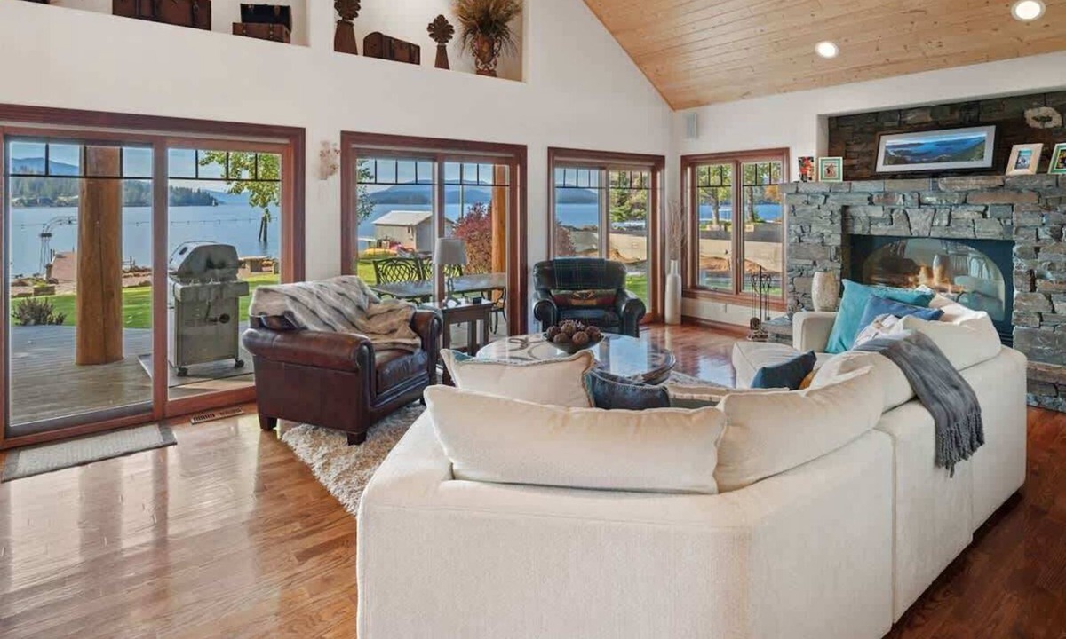 East Hope House | Flat Waterfront, Magnificent Home, Private Dock
