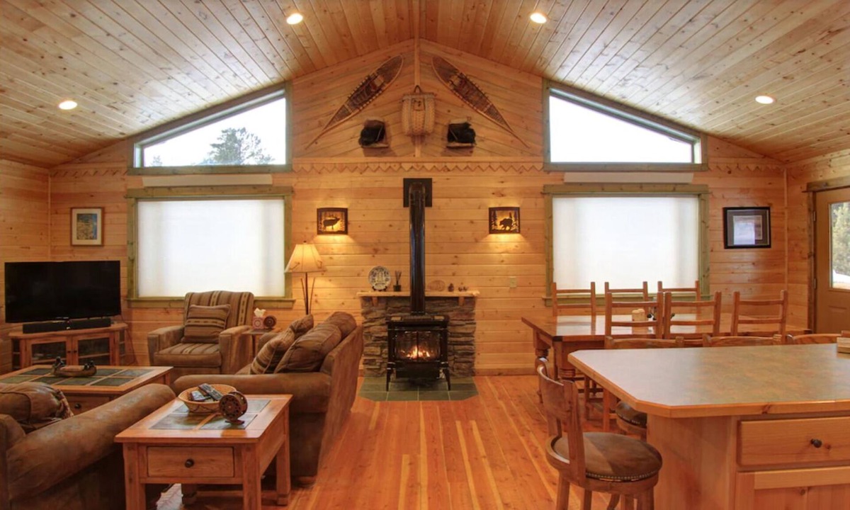 Lazy Acres Cabin | Fox Den Lodge: 3-bedroom lodge style retreat, just 7 minutes from Yellowstone. SAUNA